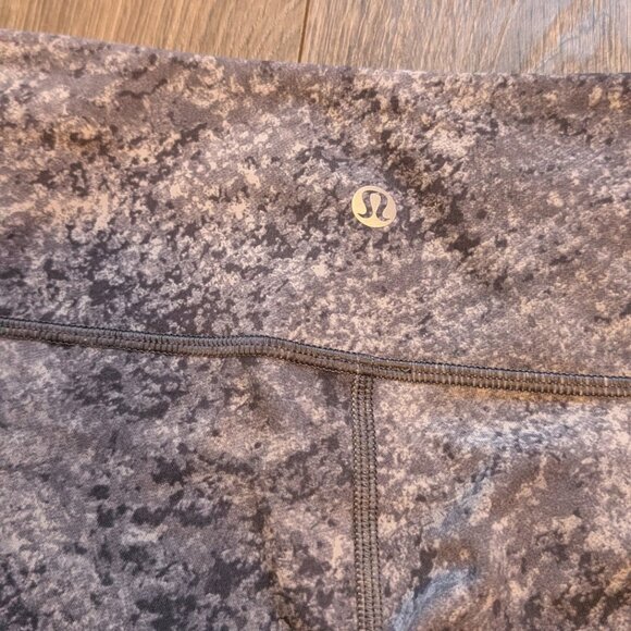 22🖤 Lululemon Align Gray Patterned Leggings — Size 4 🖤 - Picture 3 of 4